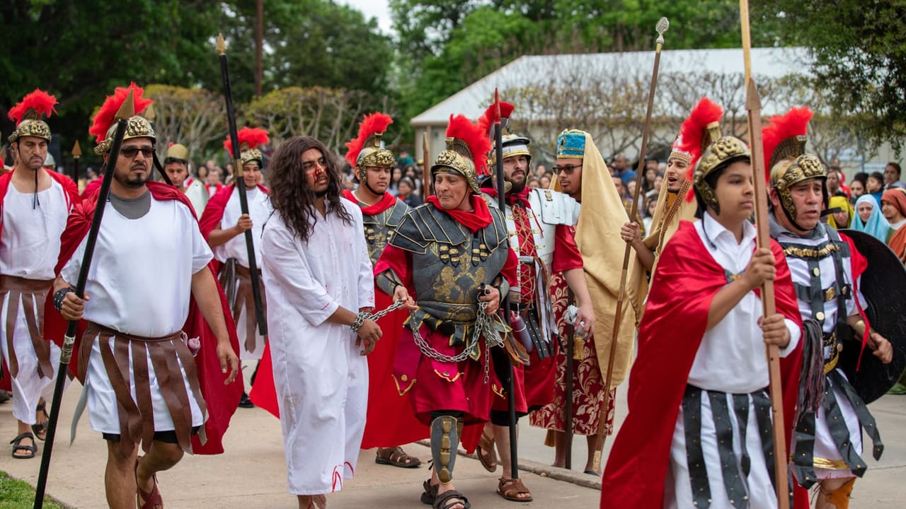 Reviven la pasión de Cristo con tradicional viacrucis en iglesia de East Dallas
