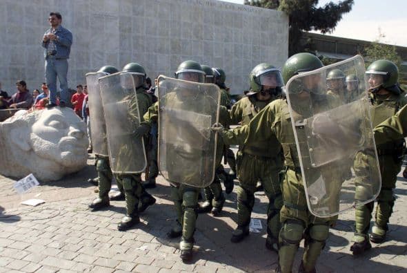 "El ruido era una cosa que enfermaba a cualquiera. Con el paso del tiempo, las protestas fueron aumentando en contenido y la gente fue arriesgándose cada vez más", agrega Seguel, que en democracia fue diputado por el partido Demócrata Cristiano y hoy está virtualmente retirado de la vida pública.