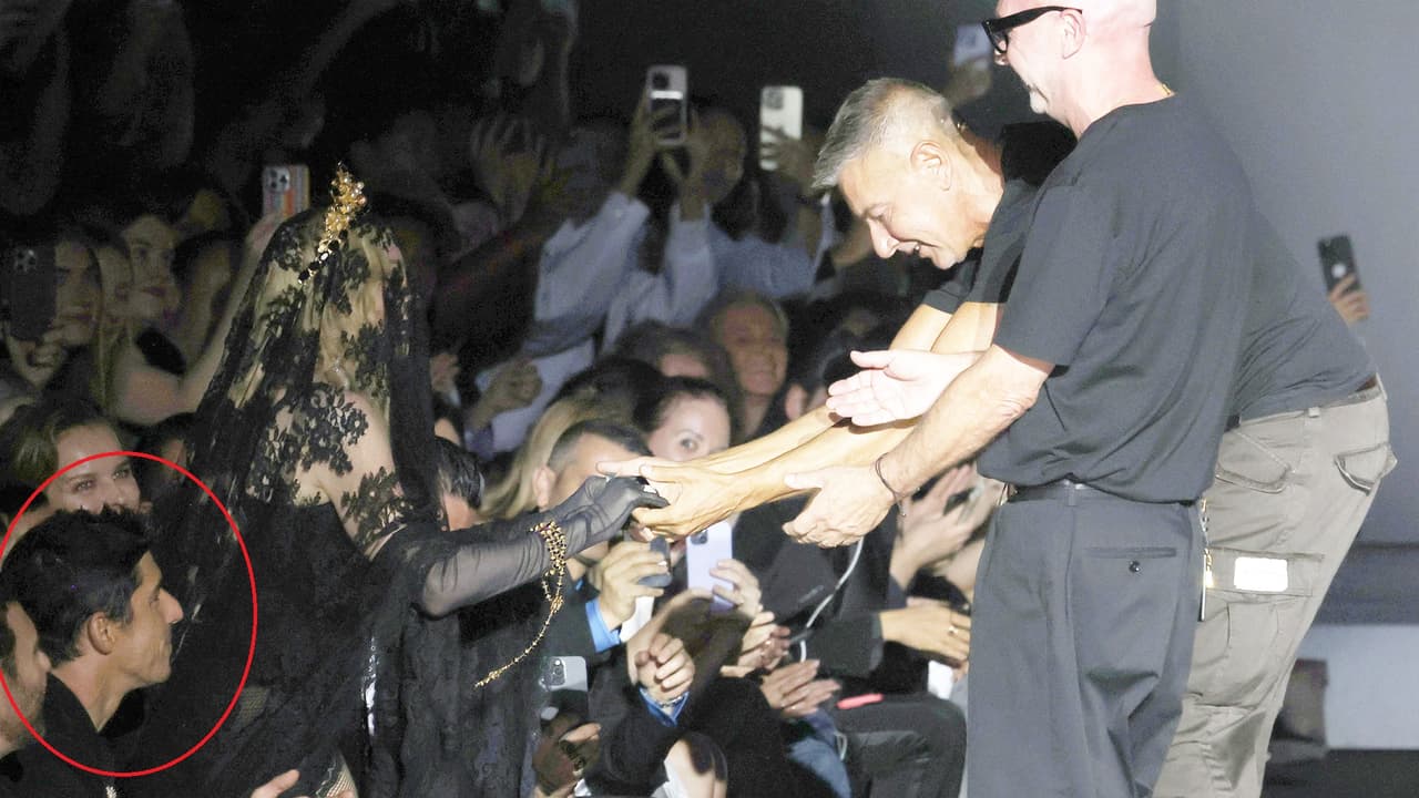 En la parte inferior izquierda se observa Alberto Guerra sentado justo a un costado de Madonna, quien fue saludada por Domenico Dolce y Stefano Gabbana tras la pasarela primavera-verano 2025 en la Semana de la Moda de Milán.