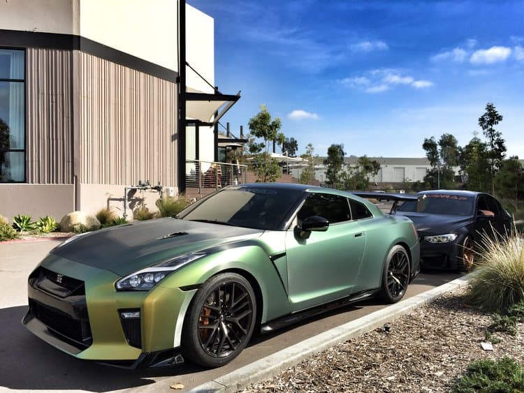 El GT-R se destaca, entre otros atributos, por su 
<b>motor V6 de 3.8 litros</b> doble turbo que le permite alcanzar unos 565 caballos de fuerza. Su precio en Estados Unidos puede superar los 
<b>110,000 dólares</b>.