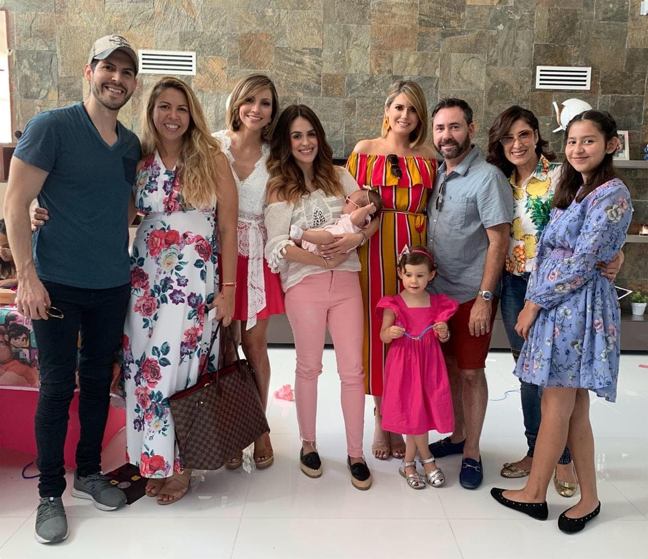 La presentadora de noticias, Carolina Sarassa fue una de las invitadas, fue en este evento que se estrenó en el mundo de las fiestas infantiles con su bebé Chloé Sophia.