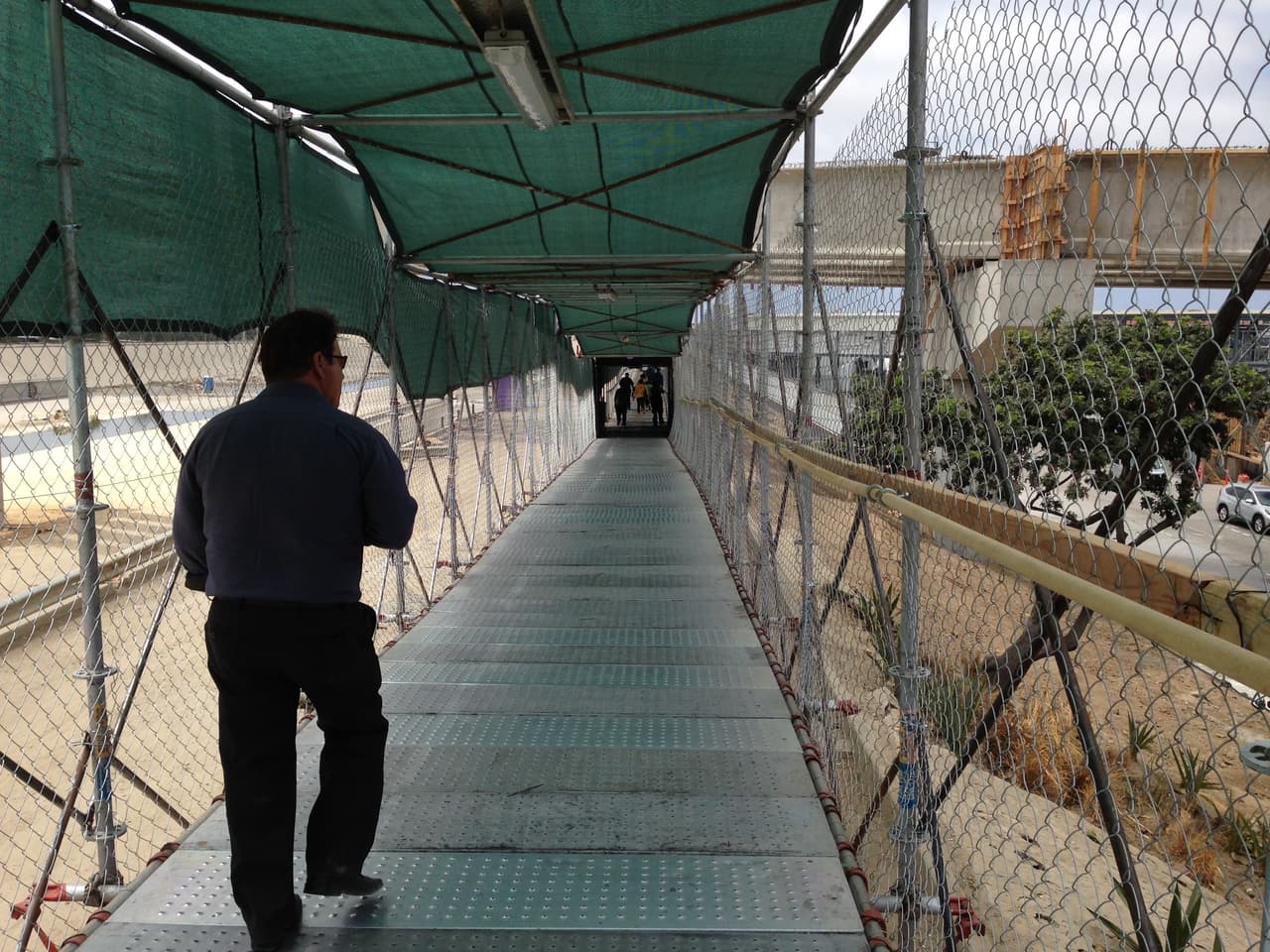 El puente se cimbra a cada paso.