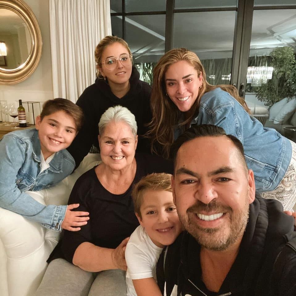 Lupita D'Alessio habló de lo mucho que disfruta su faceta de abuela de ocho pequeños. Su hijo Jorge le dio tres nietos: Ana Pau, Santi y Pato, como Lupita D'Alessio les llama de cariño.