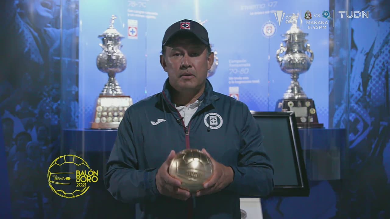 Juan Reynoso recibe el premio como mejor DT del año