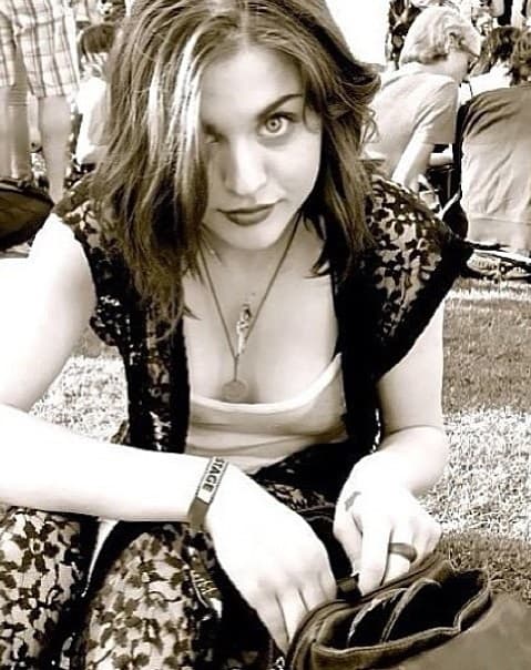 No todas son unas dulces princesitas, algunas prefieren ser algo más parecido a una vampiresa bastante seductora, como Frances Bean Cobain, hija del fallecido Kurt Cobain.