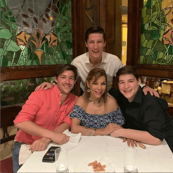 En abril de 2017, dos de los hijos de Alfredo Adame y su exesposa Mary Paz Banquells 
<b><a href="https://www.univision.com/entretenimiento/alfredo-adame-confirma-que-su-exesposa-y-sus-dos-hijos-estan-bien-tras-un-grave-accidente">sufrieron un aparatoso accidente</a></b> en la carretera de Celaya, Guanajuato en México.
<br>