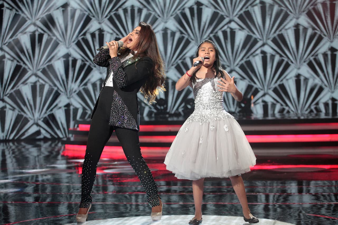 Otra sorpresa de esta noche fue el regreso de Adilene, la cantante que había sido expulsada pero que regresó a la competencia 
<b><a href="https://www.univision.com/shows/pequenos-gigantes/la-fuerte-reaccion-de-rafa-al-reprobar-por-su-interpretacion-de-te-hubieras-ido-antes-de-julion-alvarez-fotos">después de que Rafa abandonara la competencia</a></b>. La nueva cantante de ‘Giovani y Los Sacachispas’ interpretó ‘Como yo te amo’ con la imitadora de la Trevi, Yeka Rosales. 
<br>