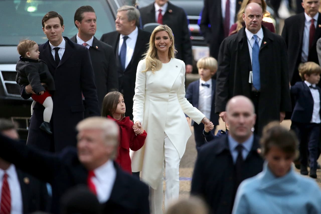 Durante la ceremonia de juramento, Ivanka sorprendió usando un traje de pantalón blanco con un semi-vestido encima creado por la casa Oscar de la Renta. Un traje que parecía más propio para Hillary Clinton en el caso de haber sido elegida como presidenta, una vez que los pantalones y el color blanco se convirtieron en eco de los movimientos sufragistas y, en tanto, en emblema del feminismo que apoyaba a la candidata demócrata. ¿Fue esa una decisión deliberada?