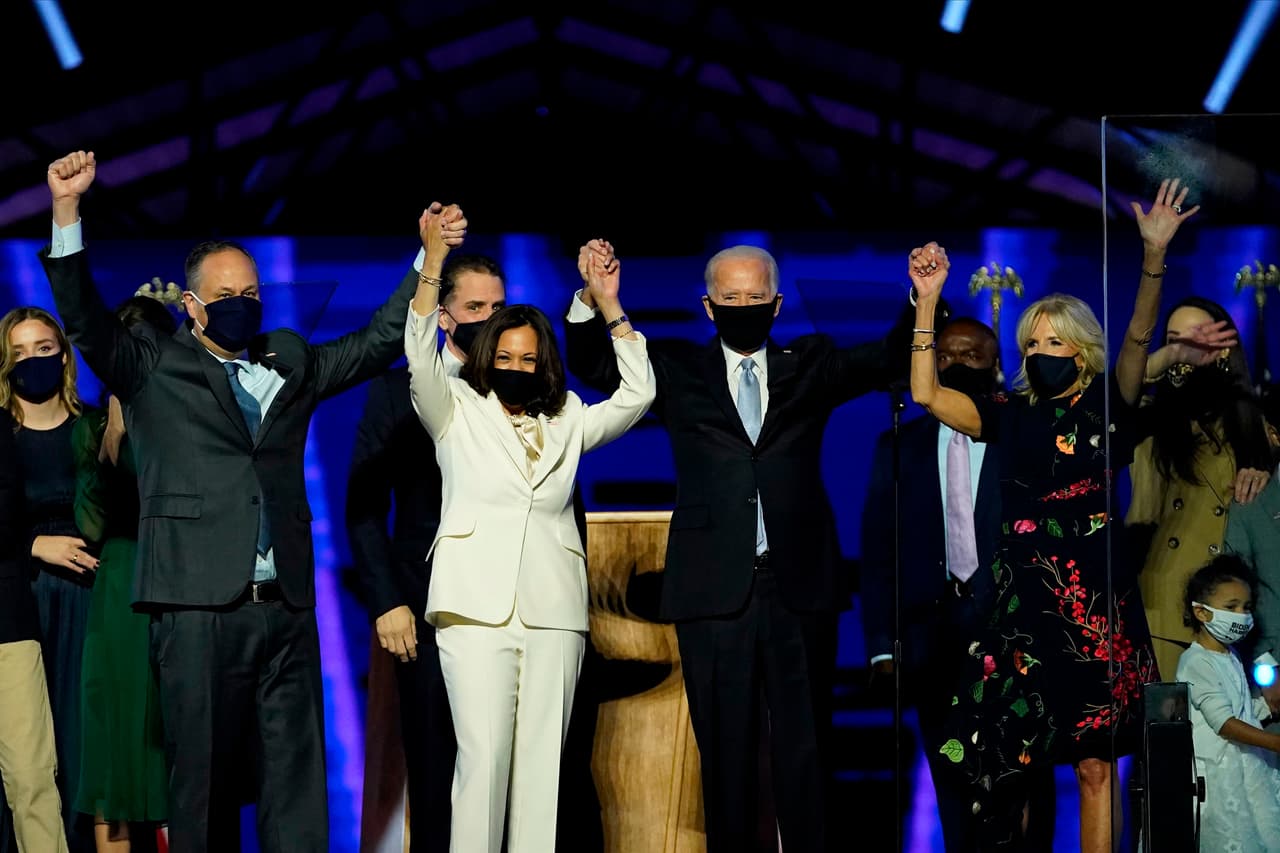 El 7 de noviembre los medios pronosticaron la victoria de Biden y Harris. Esa noche hablaron al país desde Wilmington, Delaware. Trump no reconoció su derrota y se mantuvo argumentando un supuesto fraude.