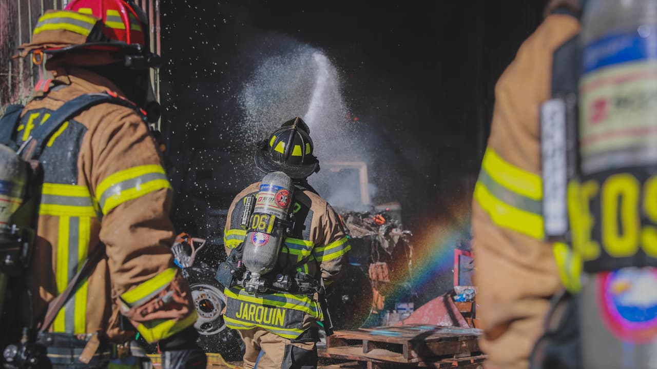 Una familia de ocho personas que vivían en el establecimiento tuvieron que ser atendidos por la Cruz Roja.