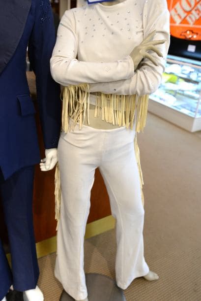 Aunque no se sabe cuál fue el precio final que se pagó por este traje usado por Britney Spears, se sabe que por él pedían entre $800 y $1,200.