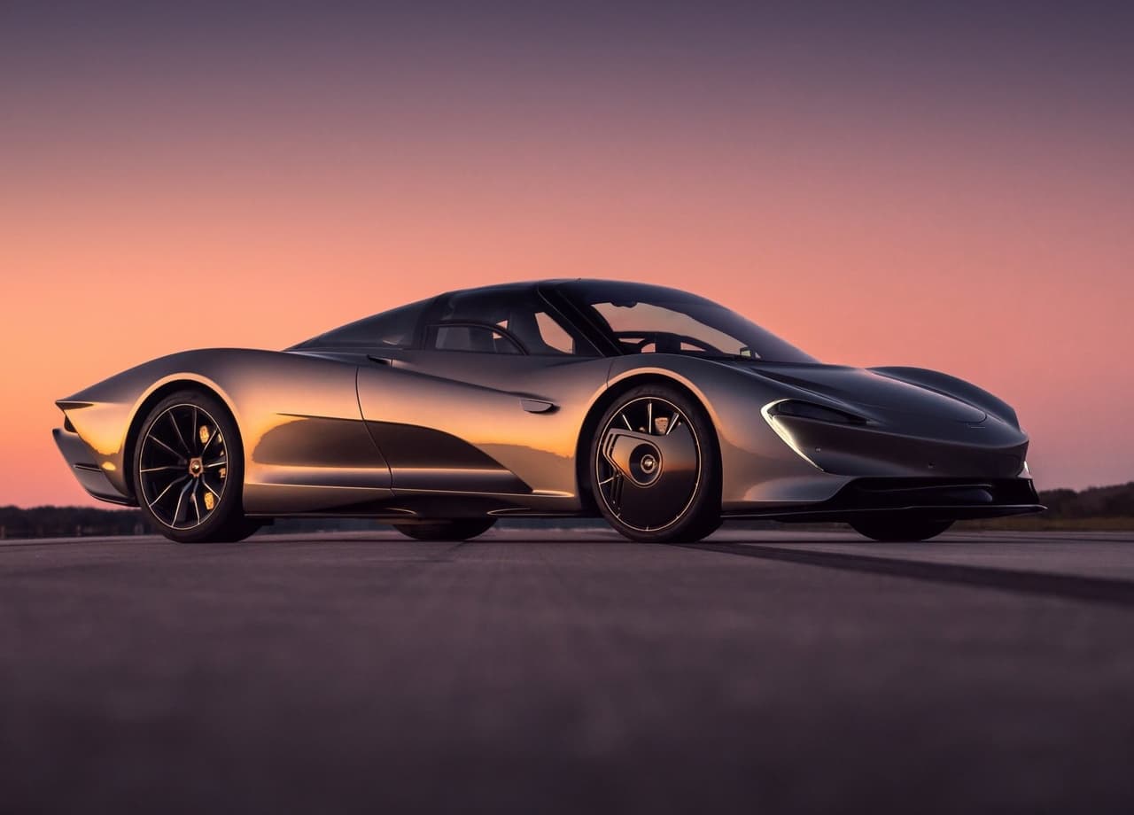 <h3 class="cms-H3-H3"><b>McLaren Speedtail - 1,000+ caballos de fuerza</b></h3>
<br>
<br>El nuevo Speedtail es el resultado del trabajo de ingenieros y diseñadores de McLaren por desarrollar un hypercar donde cada detalle cumple un propósito: alcanzar 250 mph. Su sistema híbrido puede producir más de 1,000 caballos de potencia. Su velocidad máxima se estima en 250 mph (400 km/h), superando los 243 mph (389 km/h) del McLaren F1. Solo 106 unidades del Speedtail serán fabricados y comercializados con un precio inicial de 1.75 millones de libras, unos 2.24 millones de dólares.
<br>