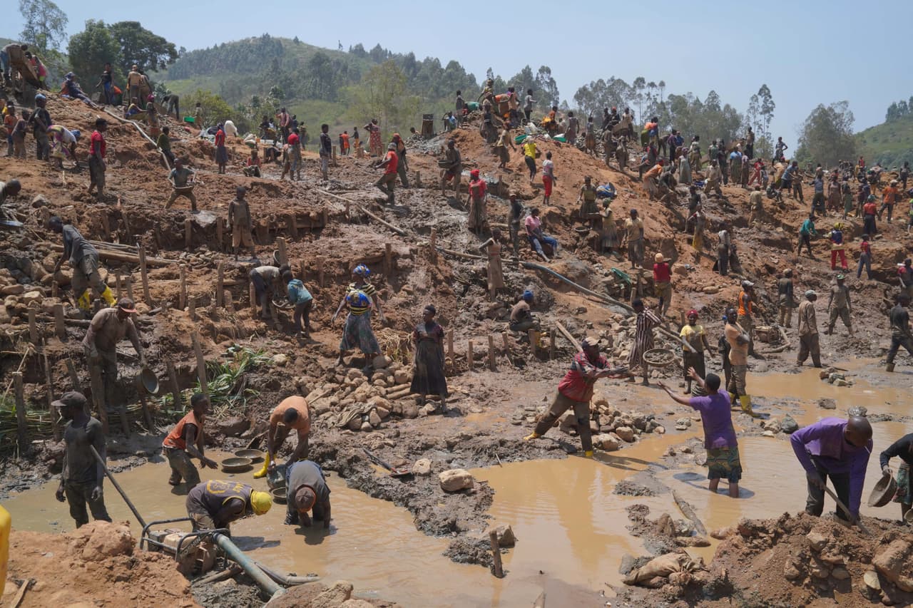 Personas buscan oro en un yacimiento minero en Iga-Barrière, provincia de Ituri, al este del Congo, el viernes 14 de agosto de 2026.