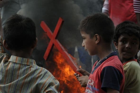 Pakistán amaneció conmocionado por la peor matanza cometida por los talibanes contra la comunidad cristiana, que costó la vida a más de ochenta personas y pone en jaque la estrategia de diálogo del Gobierno con los radicales. El último recuento ha elevado a 82 el número de fallecidos, que aún puede subir dado el estado crítico de varios de los más de 140 heridos ingresados en hospitales de la localidad noroccidental de Pesháwar, en una de cuyas iglesias se produjo la masacre. "No teníamos palabras ante el horror que teníamos delante", explicó hoy a Efe el director de la Liga Interconfesional de Pakistán (APIL), el cristiano Sayid Ishaq, quien visitó ayer junto a diversas autoridades regionales a las víctimas hospitalizadas. "No es solo un atentado contra nuestra minoría, sino también contra la humanidad de este país", dijo Ishaq, quien calificó la situación tras el ataque "como la peor sufrida hasta ahora por los cristianos paquistaníes".