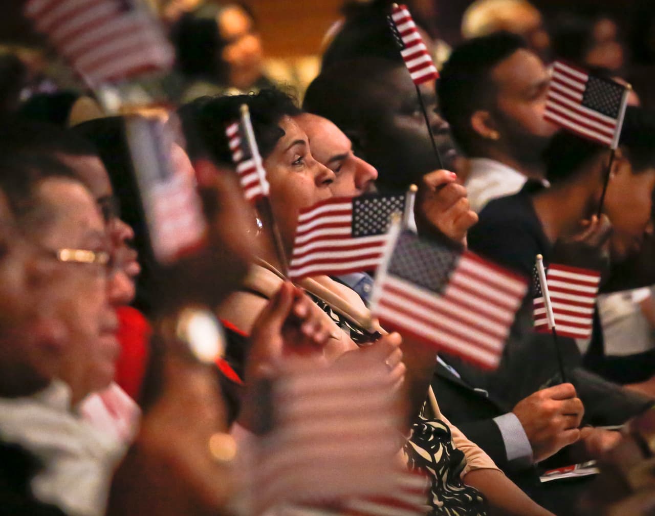 Unos 17,000 nuevos ciudadanos son juramentados este mes en todo el país