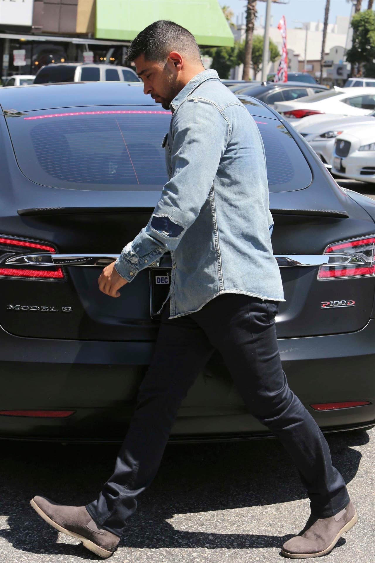 Sin más, Wilmer se dirigió a su auto para conducir rumbo a la salida del hospital.