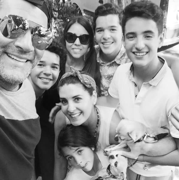 La actriz conmovió al señalar que además de sus tres hijos biológicos, tiene dos "niños maravillosos" que le "prestan".