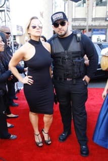 Rosi y su hermano Juan Rivera, muy tono en la alfombra roja.