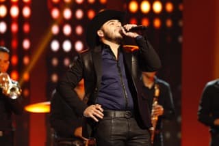 Otros de los que brillaron en la entrega, fue el cantante Gerardo Ortíz.