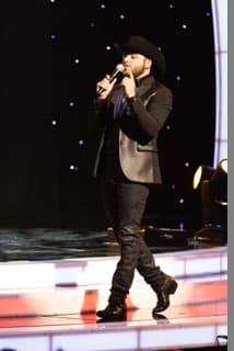 El intérprete, también se lució con su raza, con sus mejores temas.