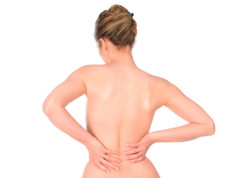 Otra alternativa para calmar el malestar es recurrir a un masaje. Siéntate con la espalda recta y los pies apoyados en el suelo. Coloca las manos bien abiertas a ambos lados de la zona lumbar y frótala de arriba abajo entre 10 y 12 veces con intensidad de forma que el músculo que la recorre quede entre tu pulgar y el resto de tus dedos.