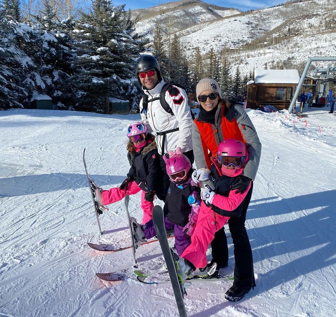 El piloto de autos presumió a través de sus redes sociales, lo bien que saben esquiar sus tres hijas mayores y compartió lo orgulloso que se siente de ellas.