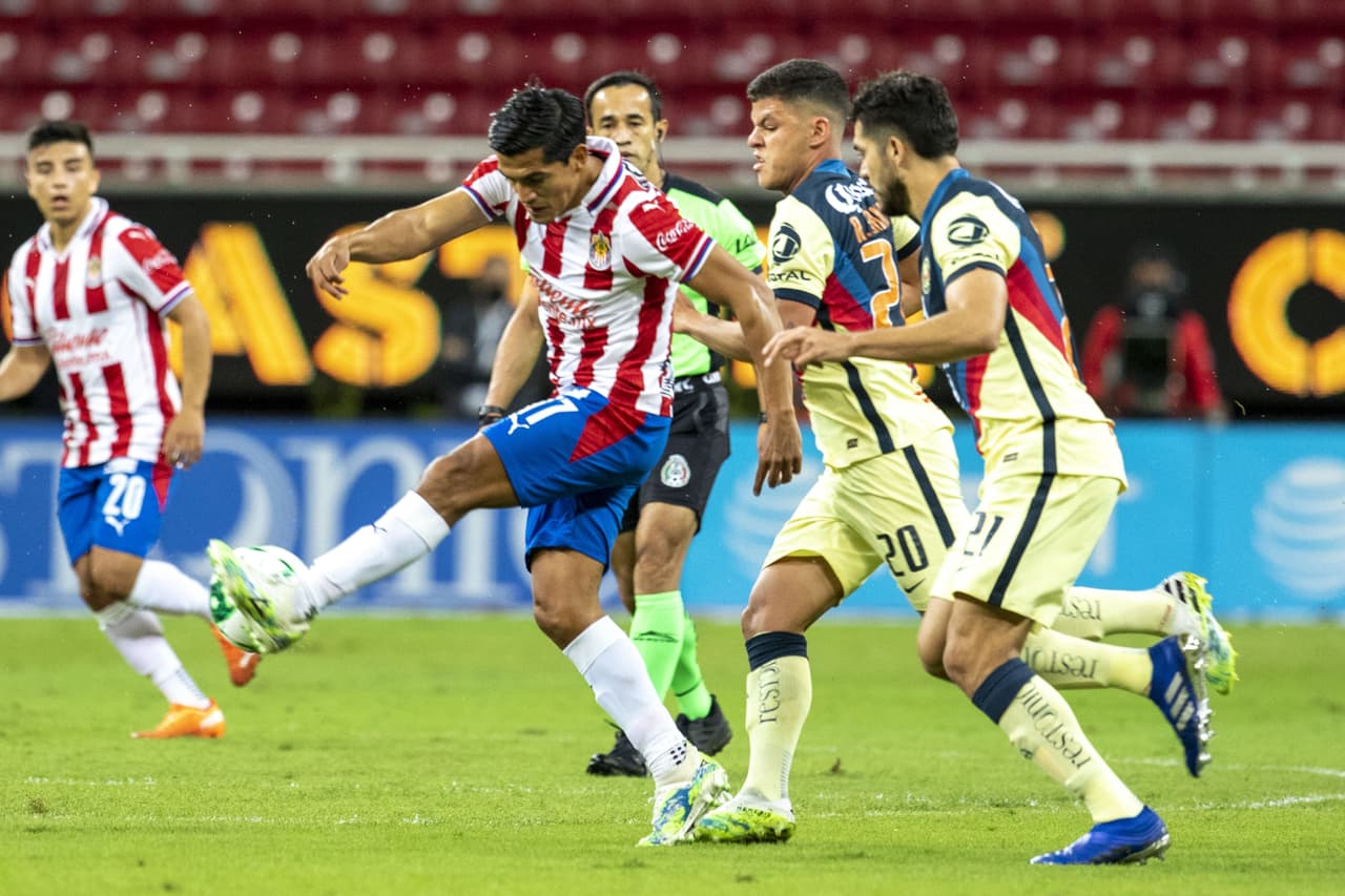 Cristian Calderón saca un potente disparo al minuto 81 y termina dándole la victoria 1-0 sobre las Águilas del América.