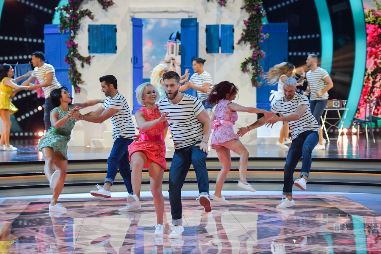 Cuenta la historia de una decepción amorosa, en la que la protagonista es una mujer que no sabe si dejar a su pareja o no.