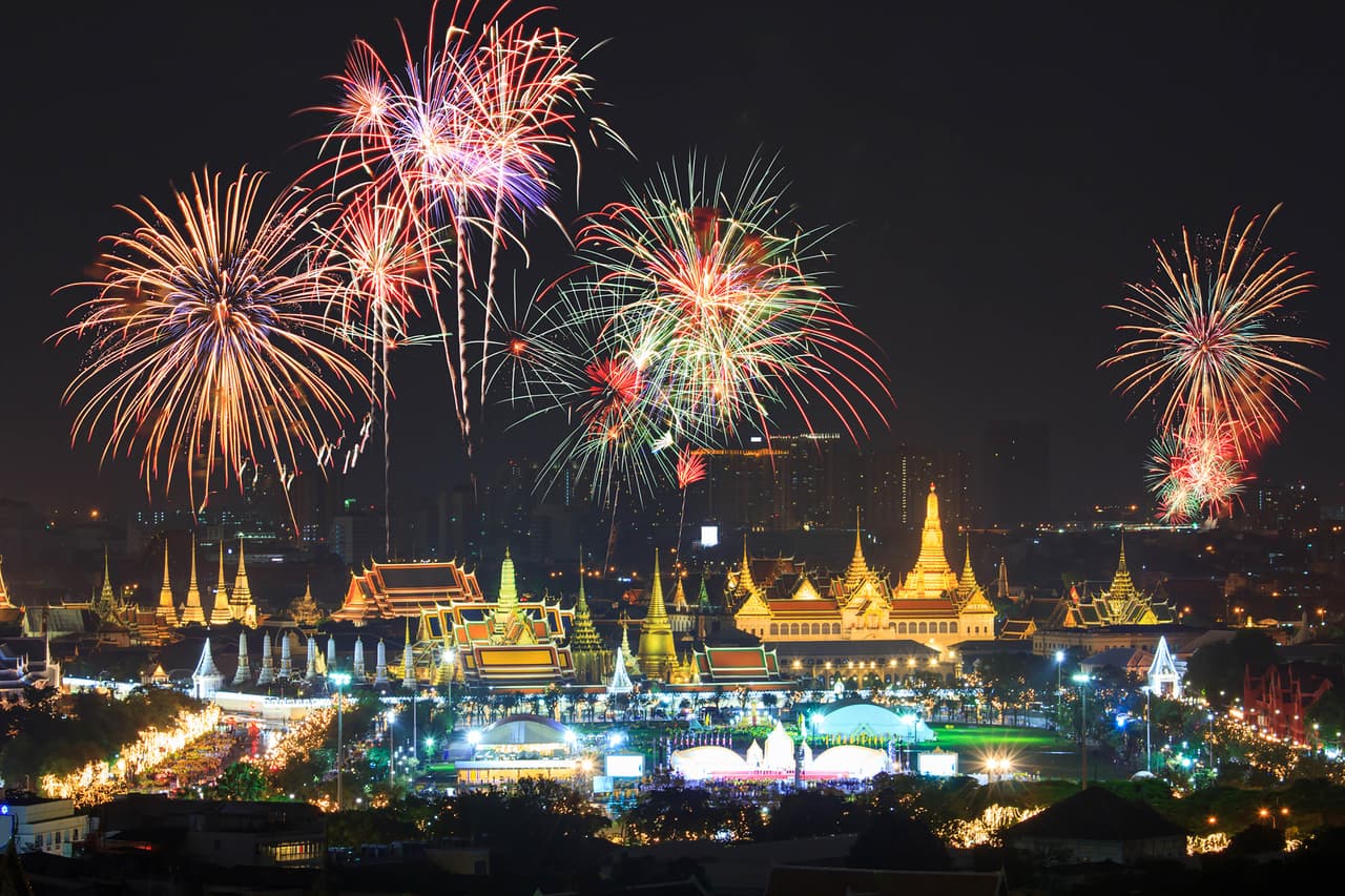 <b>Bangkok </b>
<br>
<br>La capital tailandesa llevará a cabo sus celebraciones públicas pero con restricciones. Según el diario Bangkok Post, las reuniones masivas
<a href="https://www.bangkokpost.com/thailand/general/2234111/bma-health-committee-issues-new-years-eve-party-rules"><u> solo serán permitidas en lugares al aire libre</u></a> y los asistentes deberán estar completamente vacunados, tener una prueba para descartar el virus de máximo 72 horas y registrarse para asistir.
<br>