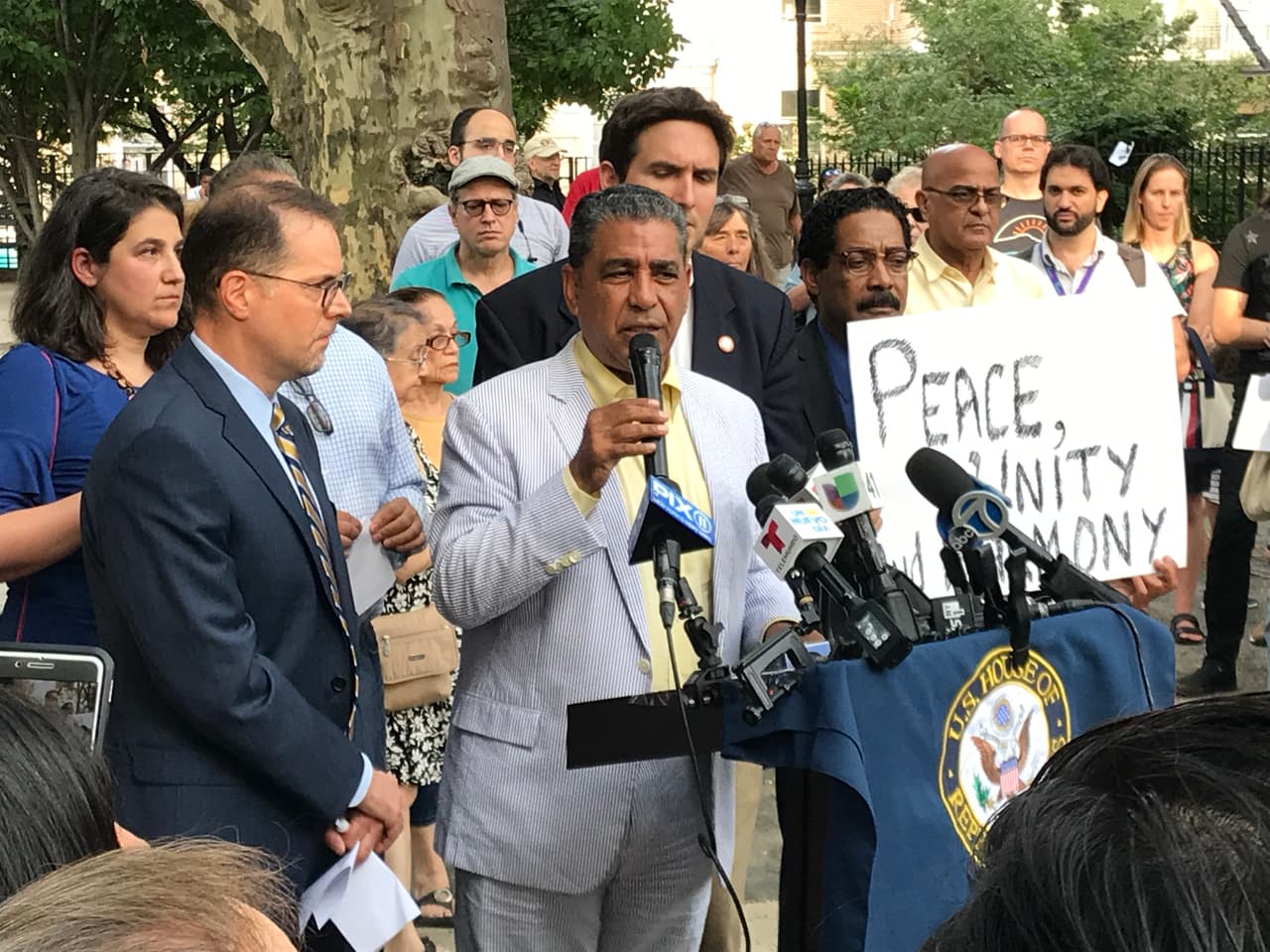 "Mientras la nación está de luto, sigue siendo fundamental que nos unamos como comunidad para tomar medidas decisivas para lograr un control integral de las armas de una vez por todas. La seguridad de nuestras comunidades, nuestras familias y nuestra nación está en juego", señaló Espaillat.