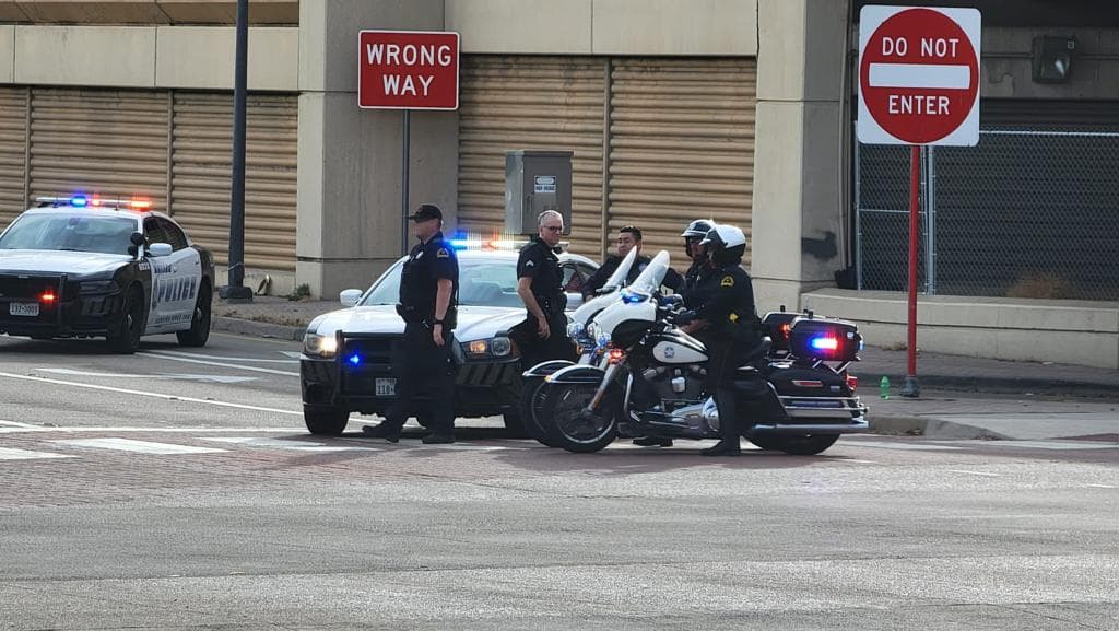 Autoridades investigan un incidente de furia al volante que dejó a una persona muerta en Dallas.
<br>