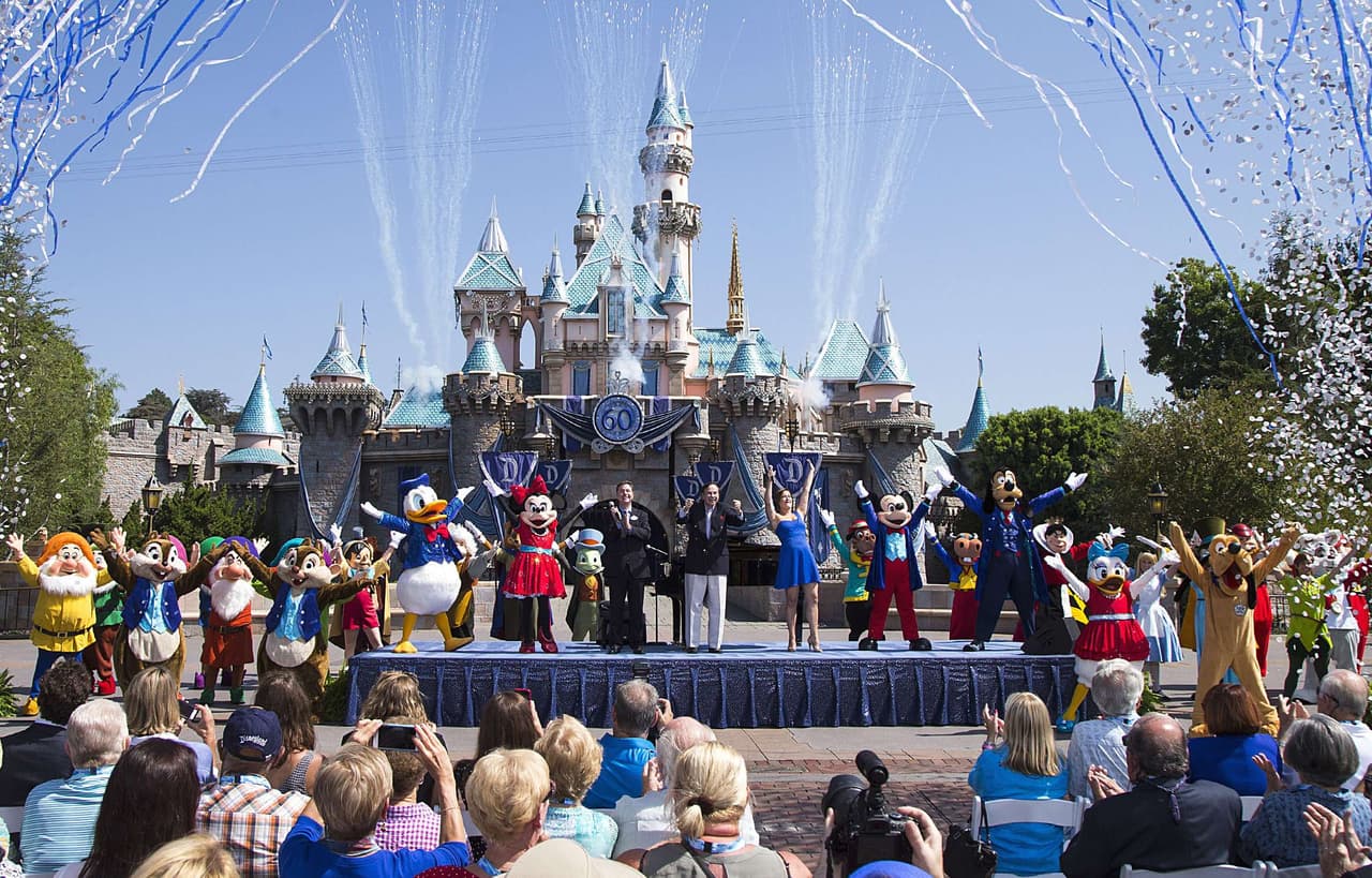  Disneyland y Disney World anuncian 28,000 despidos debido al cierre por el coronavirus