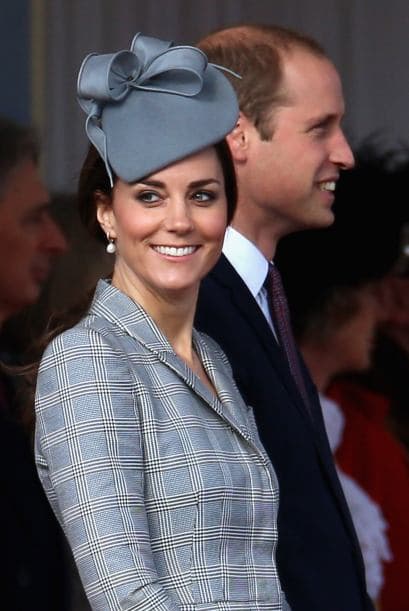 Está radiante y feliz en su dulce espera.