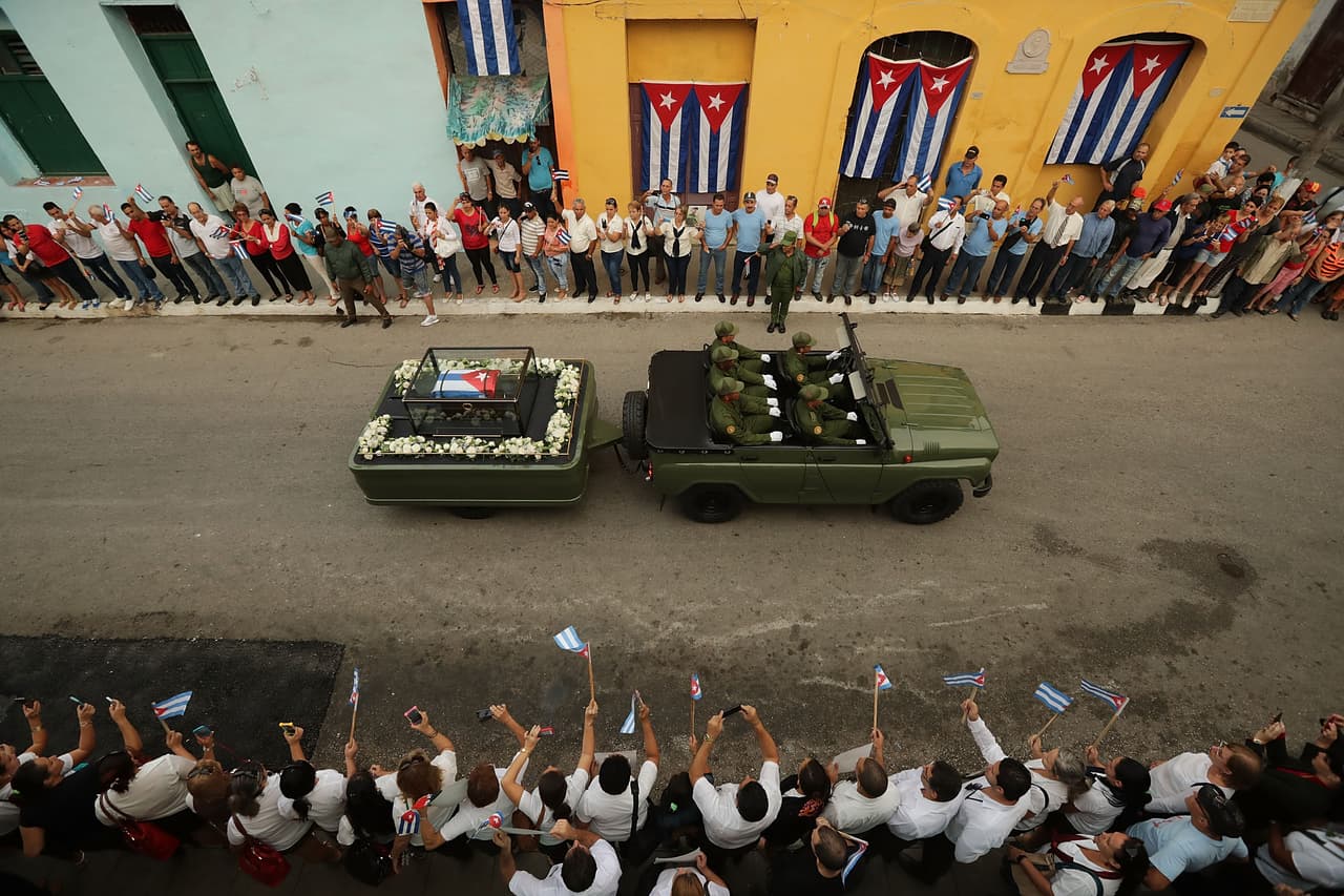 Los habitantes de Santa Clara a los lados de la vía por donde pasa la caravana funeraria.