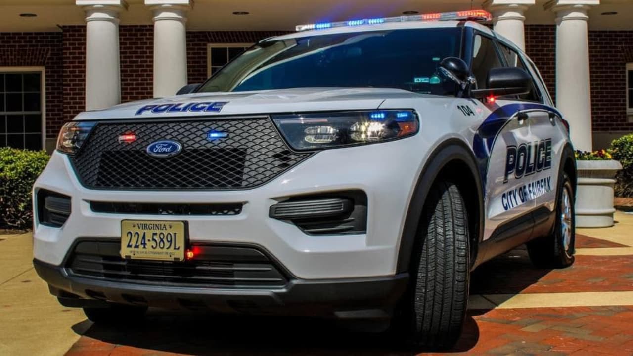Un esposo fue acusado de asesinato tras hallar a mujer muerta en una casa de Fairfax
