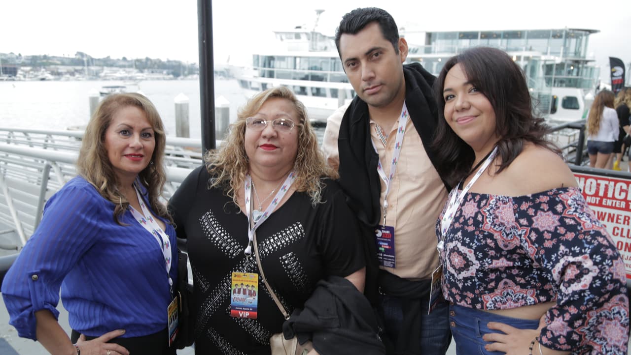 Raúl 'El Pelón', Carla Medrano y El Feo premiaron a sus oyentes con una noche inolvidable al lado de Calibre 50 en un bote privado.