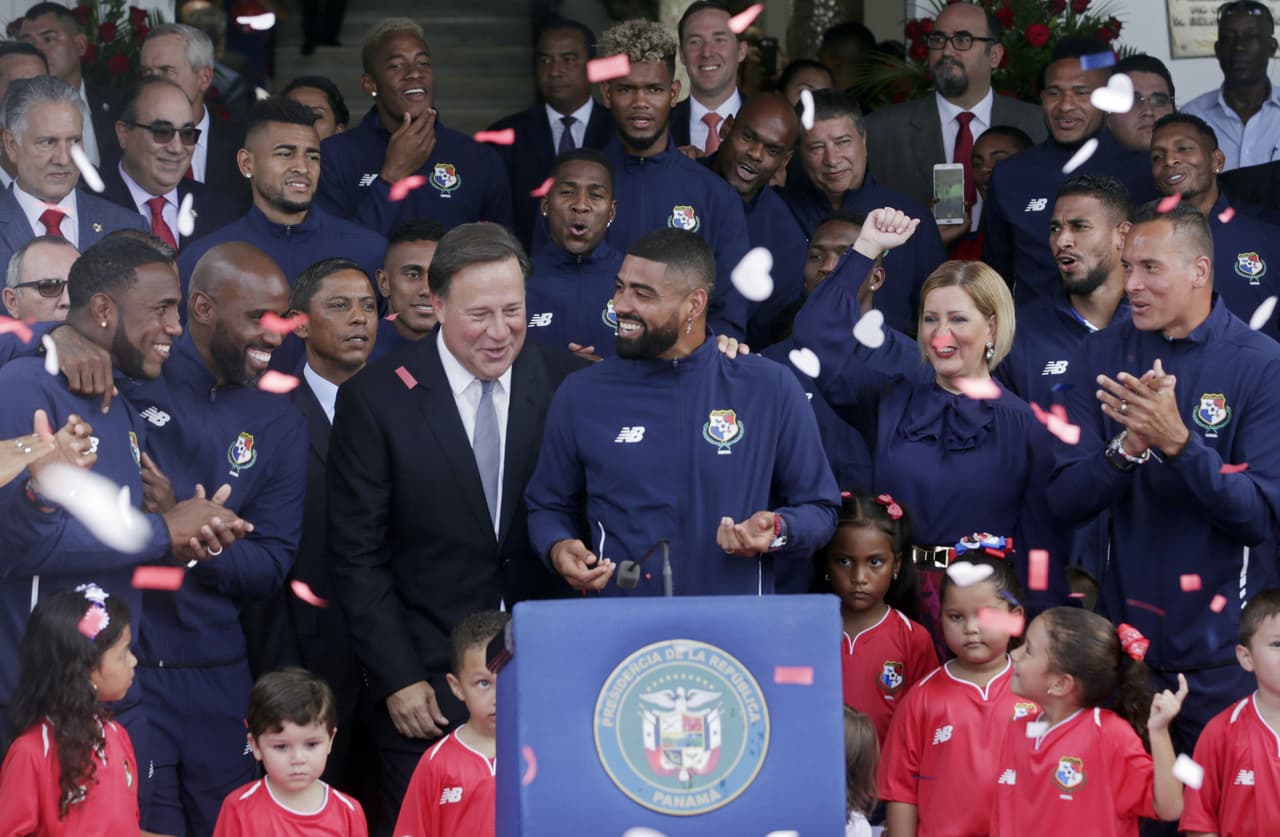 Los panameños fueron despedidos con todas las distinciones políticas de su país, como representantes de lujo.