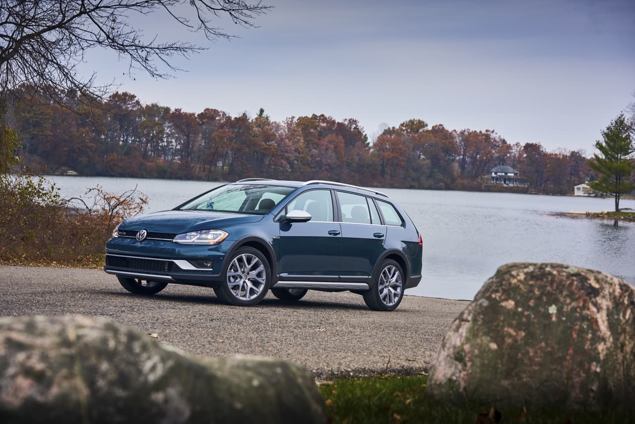 <b>Volkswagen Golf Alltrack</b>
<br>En imagen no tiene mucho que ver con la versión hatchback que tanto gusta a los jóvenes y adultos, pero resulta una opción recomendable para adolescentes por ser una versión wagon, casi como una pequeña SUV, con tracción en las cuatro ruedas, dirección ágil y buena visibilidad. Es una opción interesante de ‘guayín’ para los jóvenes, con buen espacio, y un rendimiento de combustible aceptable de 25 mpg, considerando que cuenta con un motor turbo de cuatro cilindros de 1.8 litros de 170 hp.
<br>Precios: de 25,955 a 35,660 dólares
