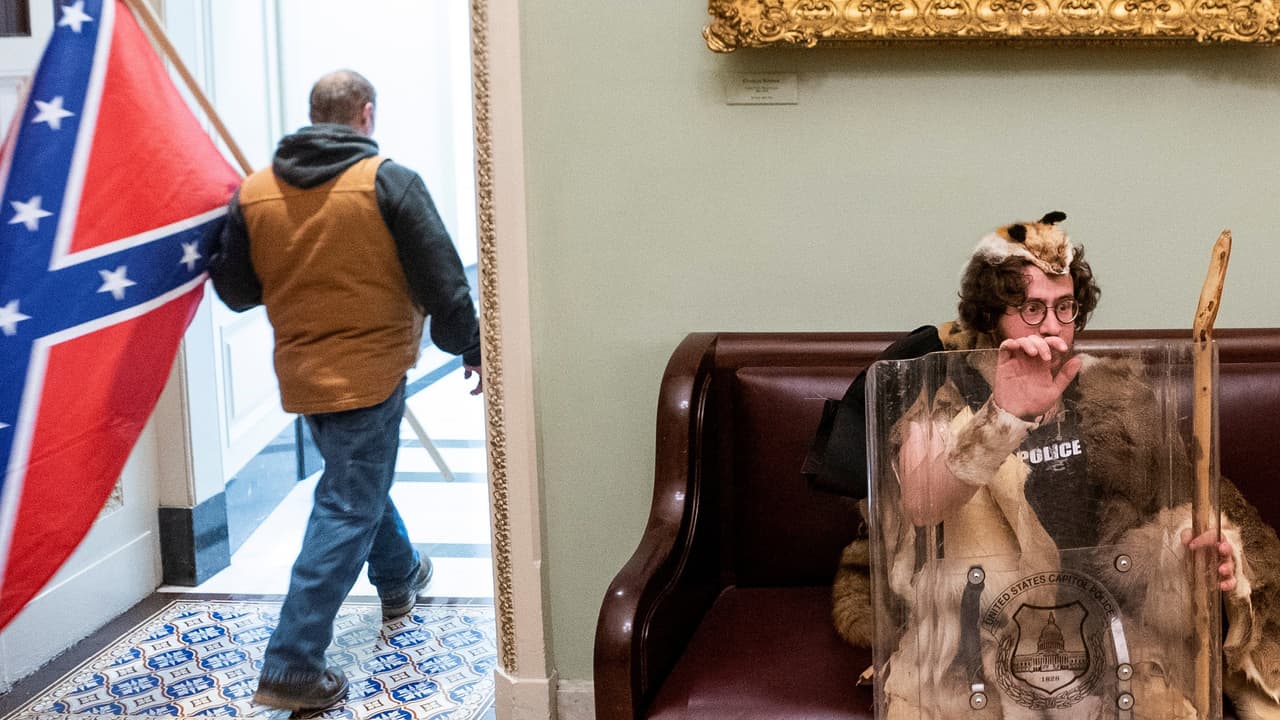 <b>Aaron Mostofsky.</b> A la derecha en la fotografía, fue arrestado el martes 12 de enero en Brooklyn, Nueva York. En las fotos difundidas del asalto al Capitolio Mostofsky se le ve llevar un escudo protector oficial de la Policía del Capitolio. Se enfrenta a cuatro cargos federales, incluida la entrada ilegal a un área restringida, conducta desordenada y robo de propiedad del gobierno. 
<a href="https://www.nytimes.com/2021/01/12/nyregion/aaron-mostofsky-arrest-capitol.html"><u>Su padre es Shlomo Mostofsky, juez de la Corte Suprema del condado de Kings, Nueva York</u></a>.