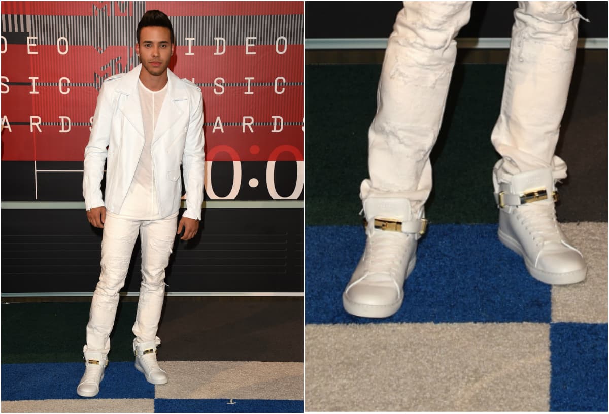 ¿Quién dijo que sólo los colores opacos dan una apariencia 'cool? Si usas calzado claro como Prince Royce tendrás un aspecto increíble que llamará la atención de las chicas.