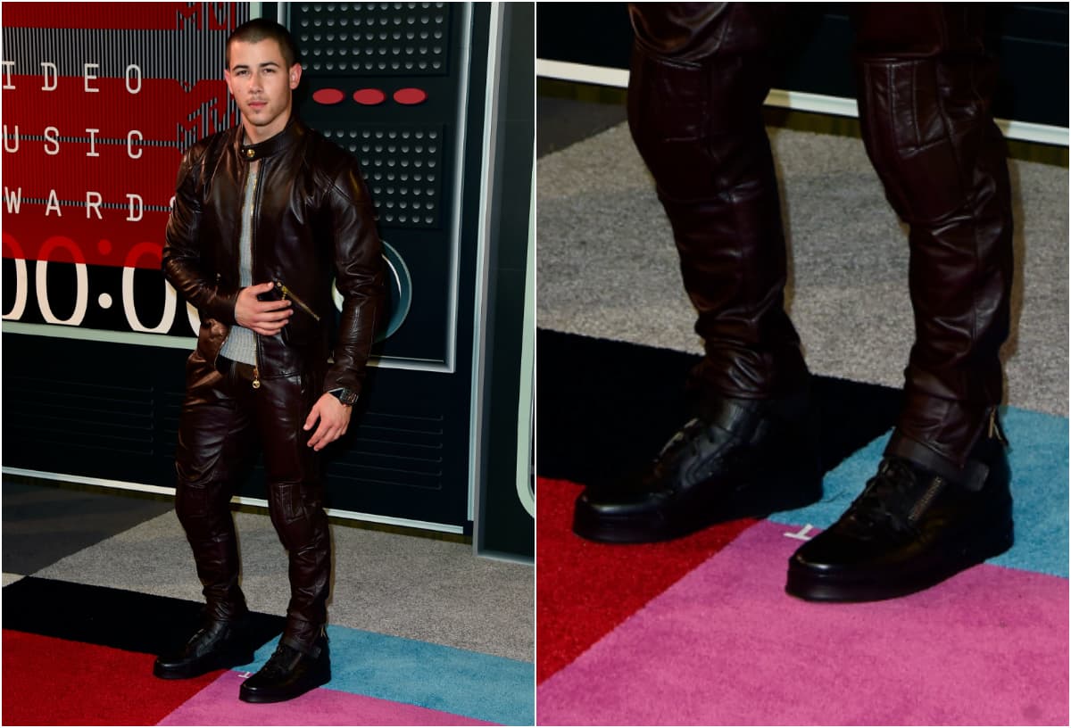 Con mucho estilo Nick Jonas lleva sus botines, que combinan prácticamente con el resto del conjunto. Las chaquetas son una idea brillante para combinarlas.