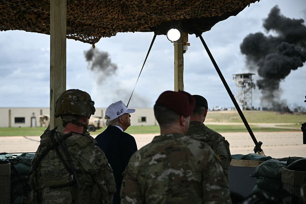 Además del discurso, este martes, el secretario de Defensa, Pete Hegseth, y el presidente Donald Trump presenciaron en Fort Bragg diferentes demostraciones, como un asalto de fuerzas especiales a un edificio. También se les mostró cómo funciona un
<b>lanzador de misiles de largo alcance</b>.