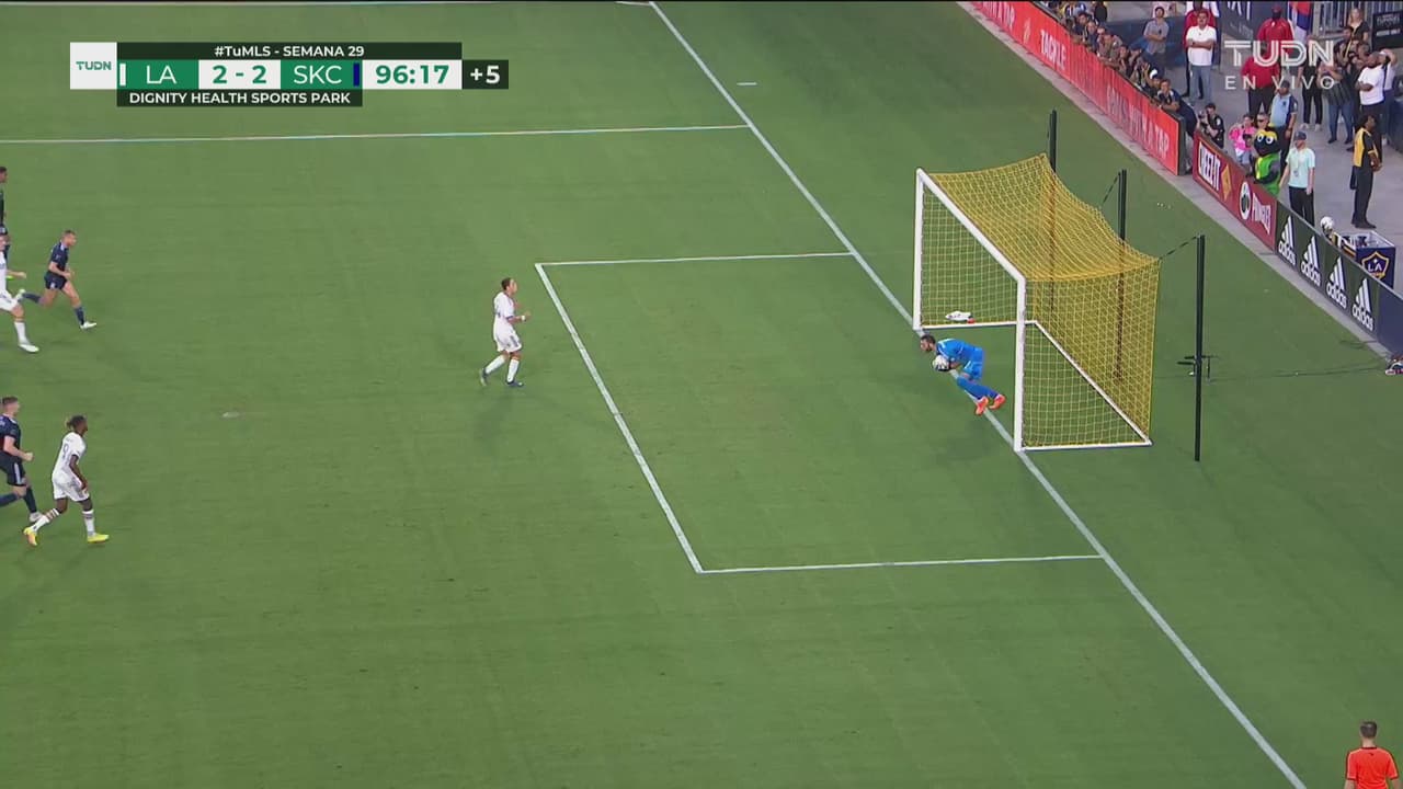 ¡Qué hiciste Chicharito! Cobra penalti a lo Panenka y deja ir el triunfo