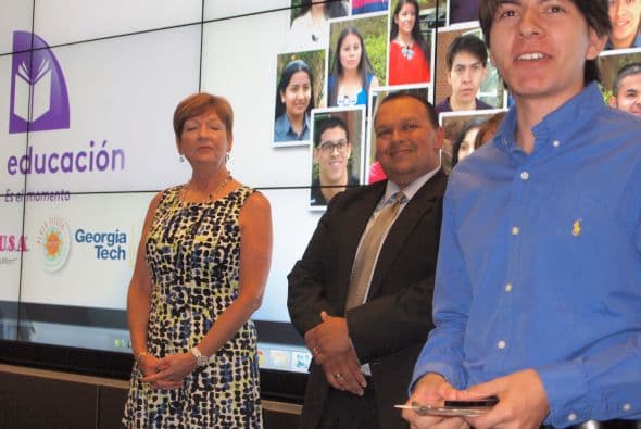 Como cada año, desde 2004, Univision Atlanta y Brandsmart festejaron a los 16 jóvenes hispanos ganadores de la beca Liga de Campeones y medio de una emotiva ceremonia que concluyó con una deliciosa cena para todos los asistentes.