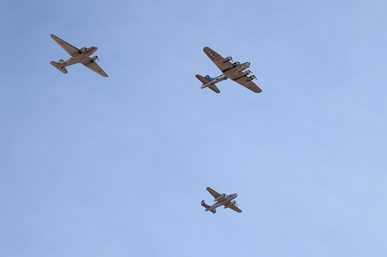 El bombardero "Flying Fortress", un B-25 Mitchell y un C-47 Skytrain realizan un sobrevuelo en honor del 75 aniversario de la victoria en Europa y el final de la Segunda Guerra Mundial en el Cementerio Nacional de Arizona el 8 de mayo de 2020 en Phoenix, Arizona. El 8 de mayo de 1945, las Fuerzas Aliadas de la Segunda Guerra Mundial celebraron la aceptación formal de la rendición de la Alemania nazi. ⁠