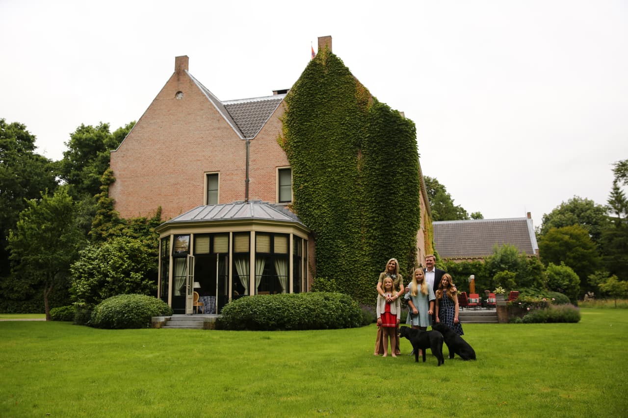 Pero todo esto no evitó que la familia recibiera a la prensa internacional en su hogar de verano.