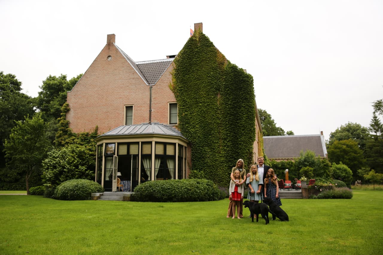 La Familia Real holandesa posa en su hogar de veraneo.