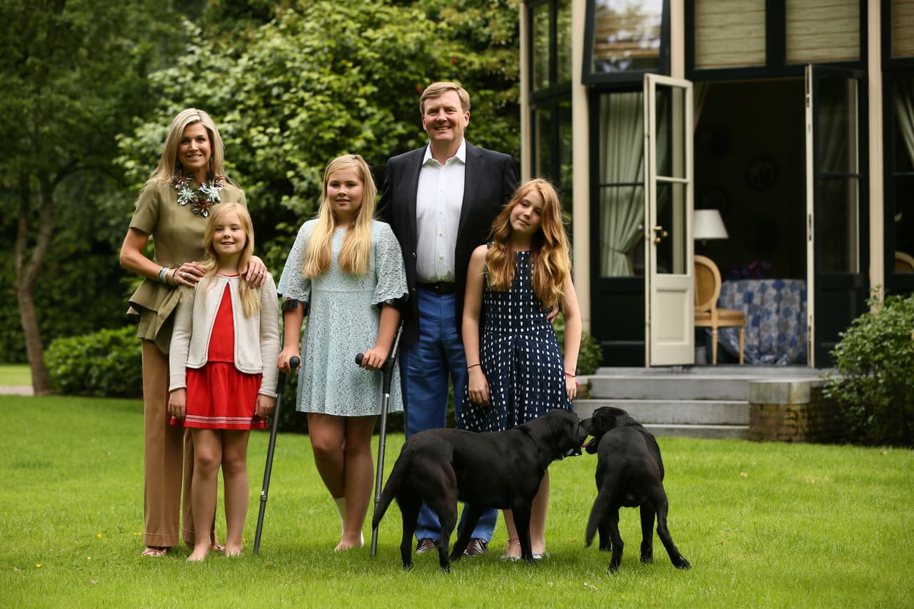 Ahí, posaron todos muy sonrientes en el patio trasero.
