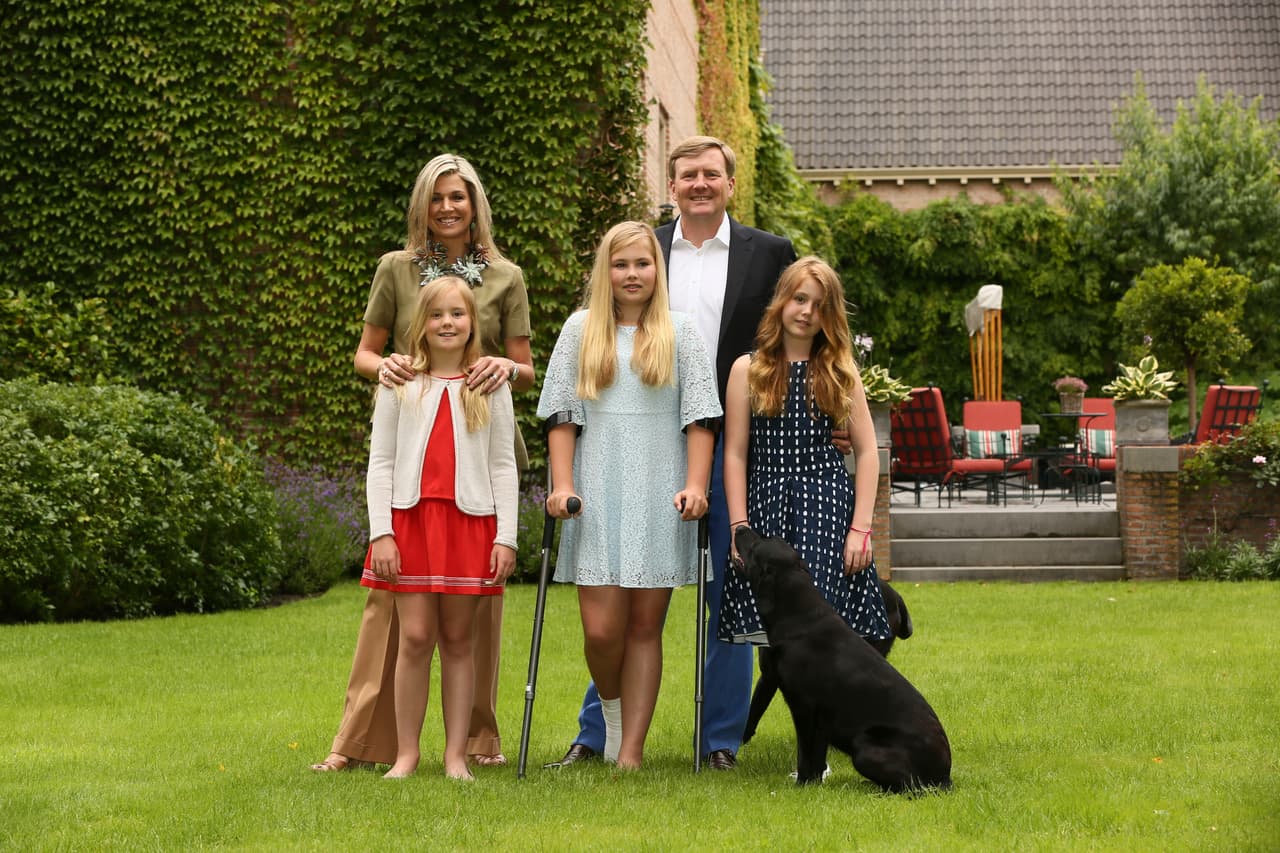 Y ahora, la pequeña Amalia se torció el tobillo y tiene que pasar semanas con muletas debido al esguince que sufrió.