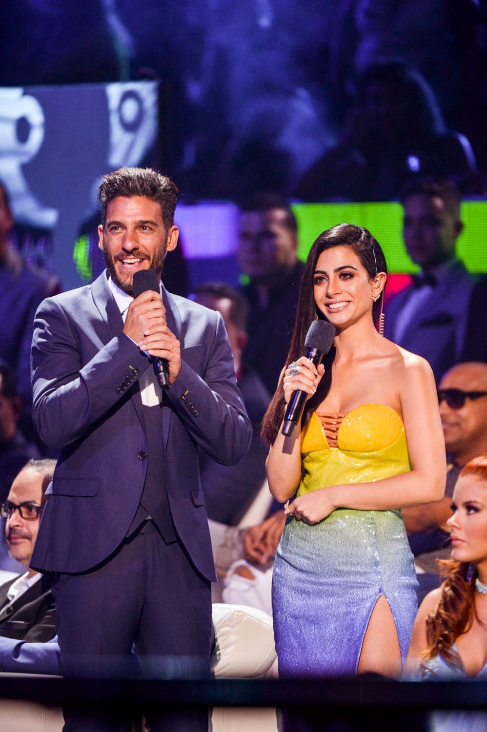 Emeraude con otro colorido y hermoso outfit, haciendo mancuerna con Erick Elías.